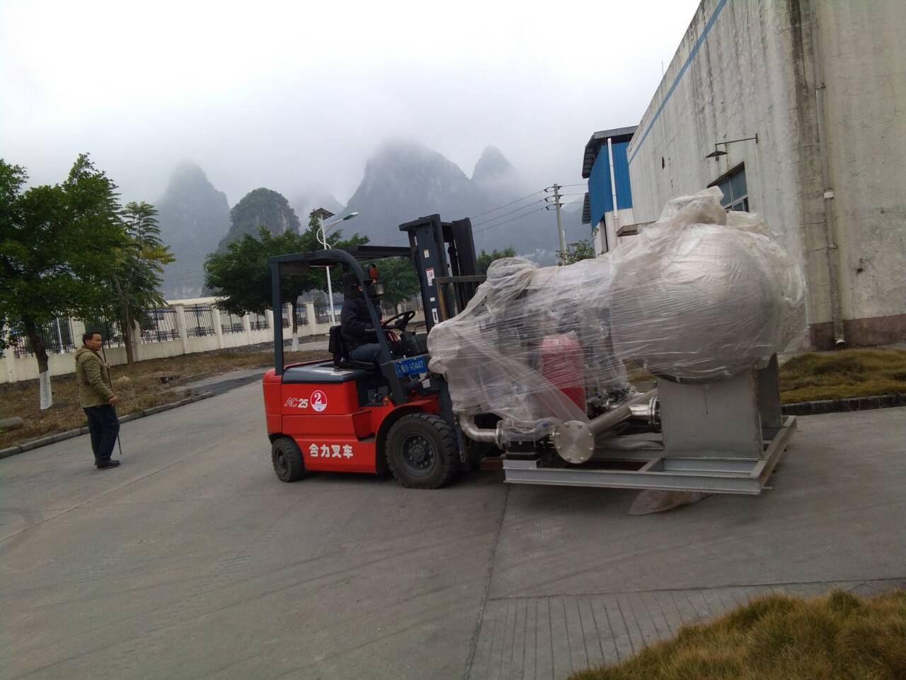 廣西天龍泉酒業有限公司定一拖三箱泵一體化供水設備